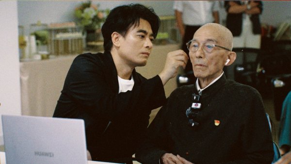炒股配资王 总书记向游本昌转达问候，上海年轻演员感受到榜样的力量